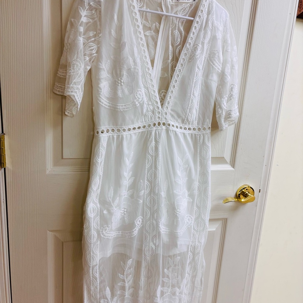 Chic White Embroidered 3/4 Sleeve Dress